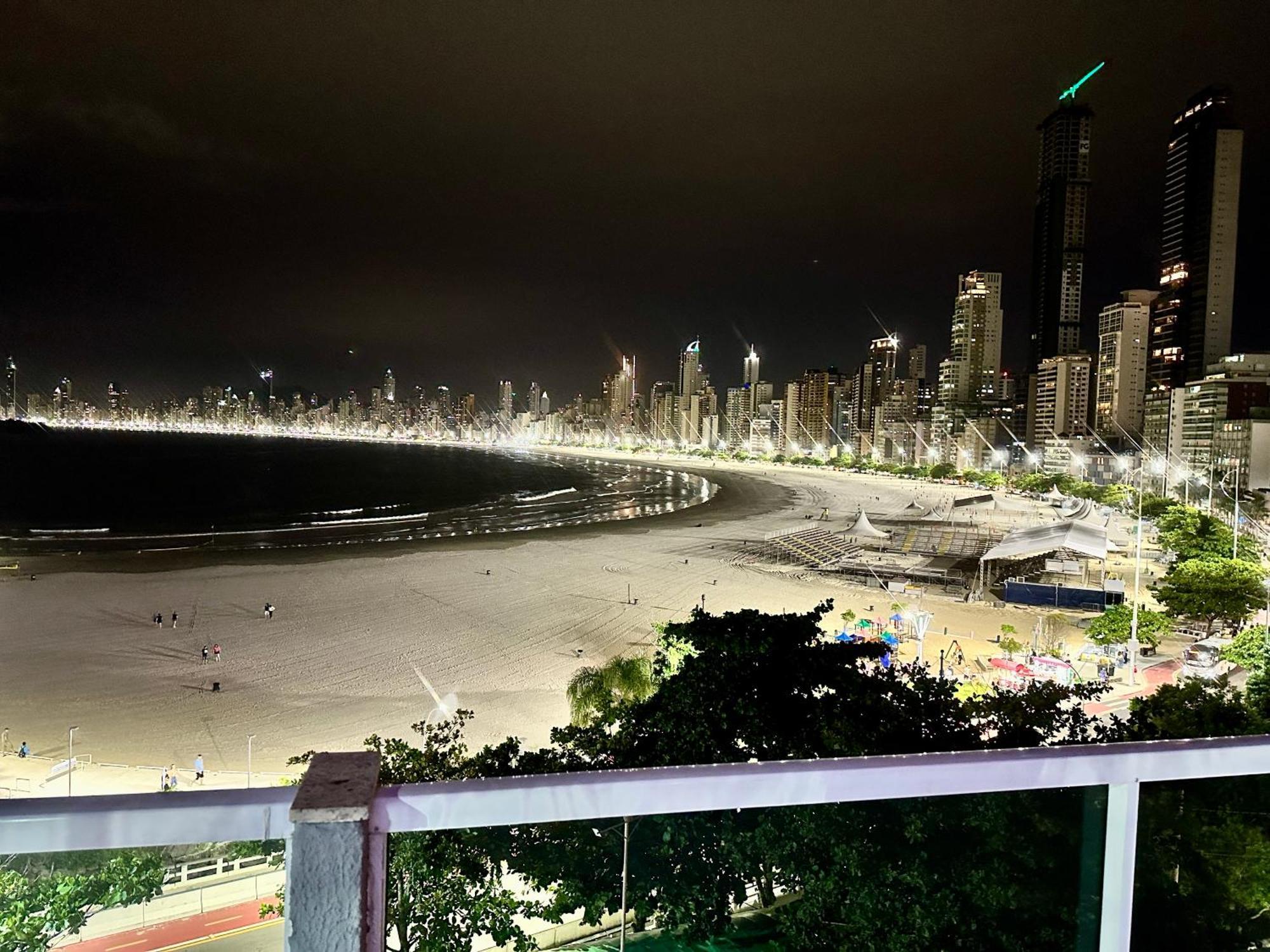 Roda Gigante, Garagem E Piscina * Balneário Camboriú