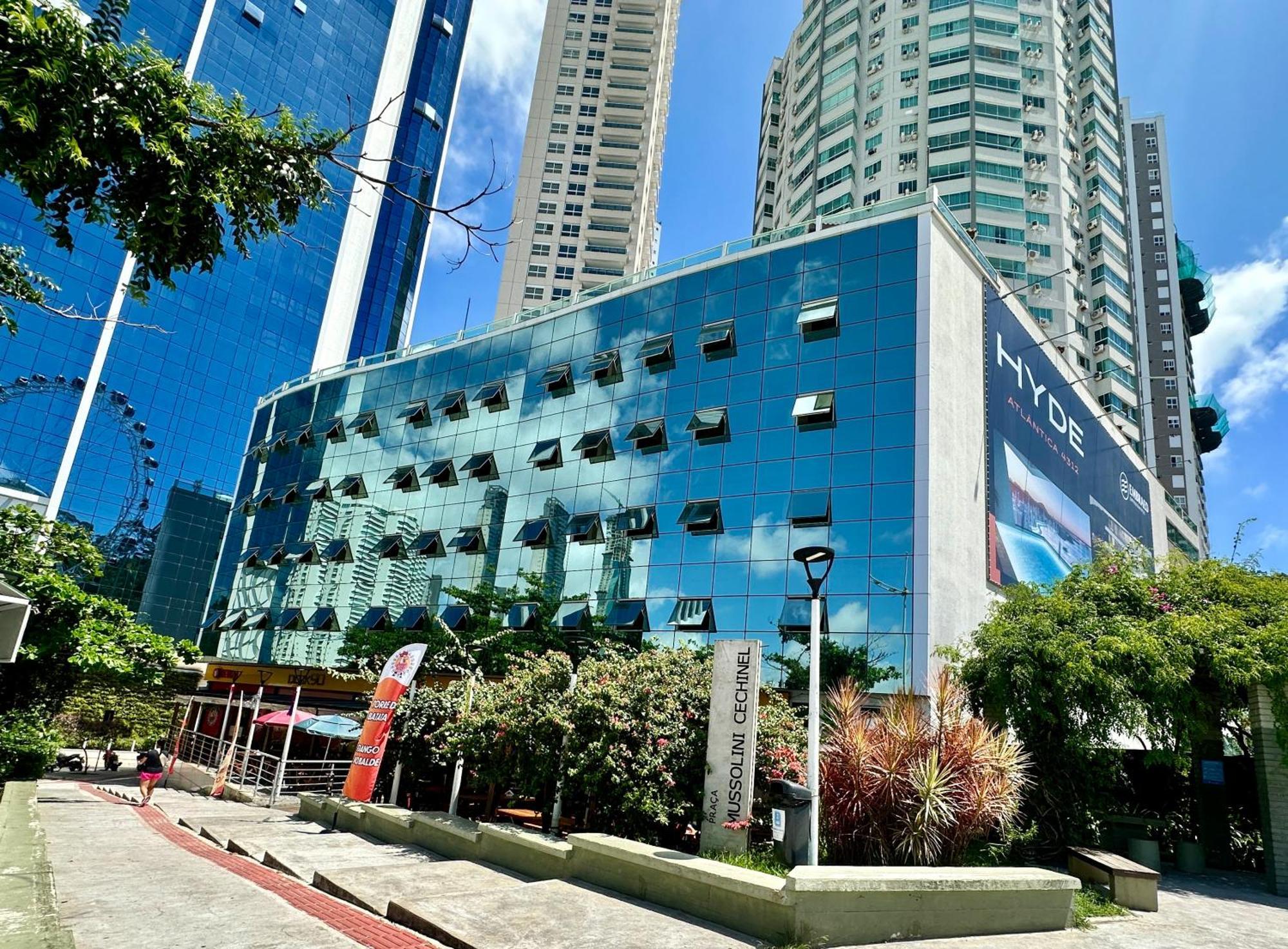 Roda Gigante, Garagem E Piscina Balneário Camboriú